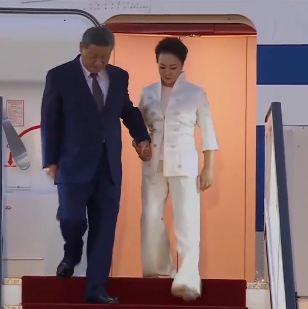 中国国家主席习近平日前搭乘专机前往吉尔吉斯，近日网路流传一段影片，内容为习近平要从专机走下楼梯时，疑似靠妻子彭丽媛「搀扶」，引发网路议论。（图撷自X）