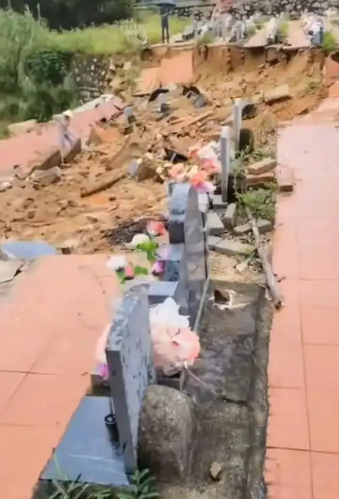 福建一墓园疑因暴雨局部坍塌,墓碑陷入泥土中