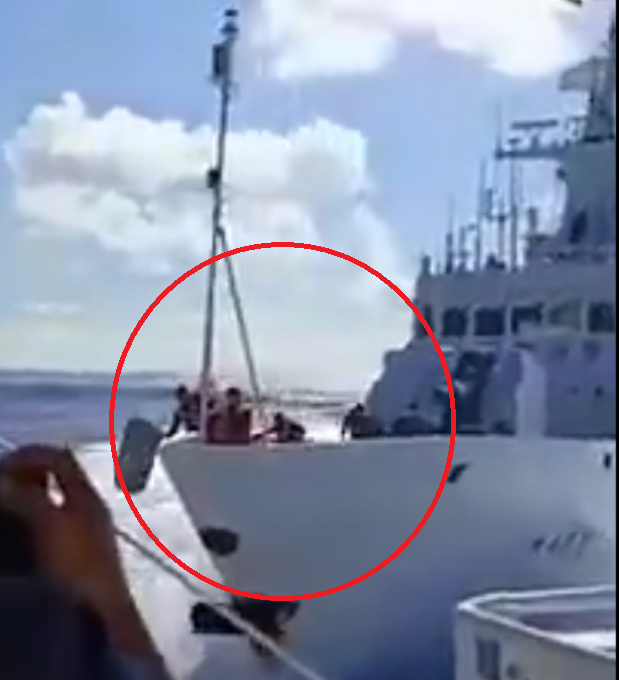 中国海警南域舰去年8月11日在南海与解放军驱逐舰桂林舰相撞，造成南域舰上2名海警死亡。（图撷自微博）
