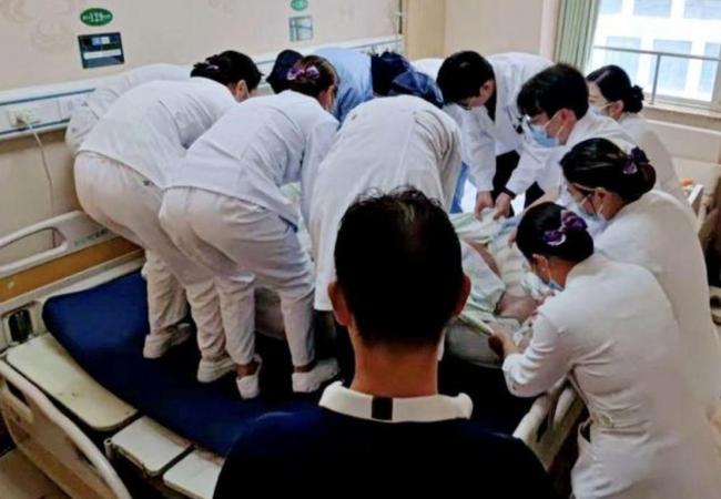 635斤东北小伙到武汉减肥 12位医护人员一起抬 635斤东北小伙到武汉减肥 12位医护人员一起抬