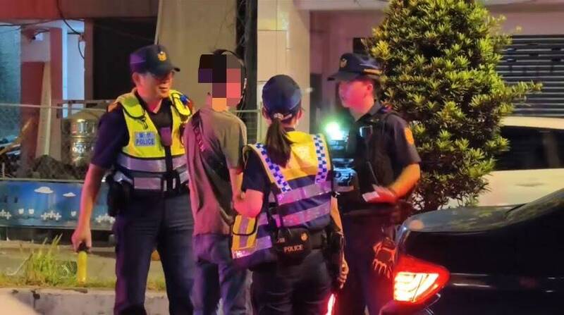 新北市中和警方执行取缔毒驾威力路检勤务,进行人车分离盘查。(记者姚岳宏翻摄) 新北市中和警方执行取缔毒驾威力路检勤务,进行人车分离盘查。(记者姚岳宏翻摄)