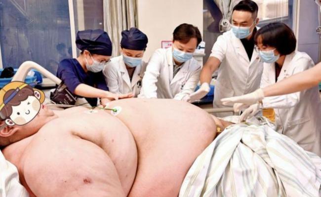 635斤东北小伙到武汉减肥 12位医护人员一起抬 635斤东北小伙到武汉减肥 12位医护人员一起抬