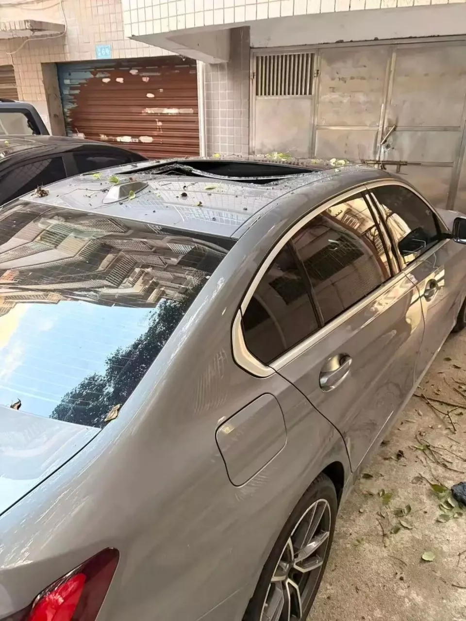 小孩7楼坠下砸烂宝马车 车主:家长要求用拆车件修