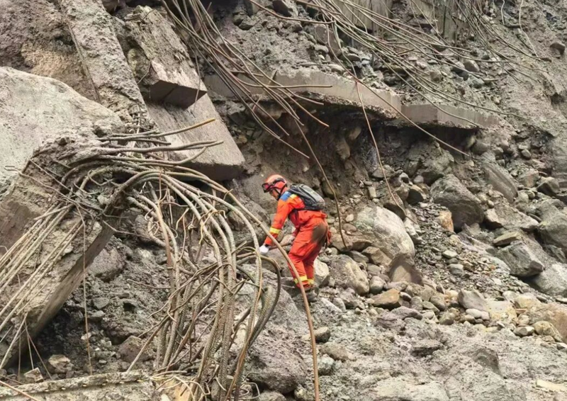 中国西藏吉隆口岸联检大楼在洪灾中遭到淹没，大楼只剩下钢筋瓦砾看不出原貌。（图撷自微博）
